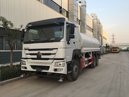 SINOTRUK HOWO Tanque de agua en América del Sur